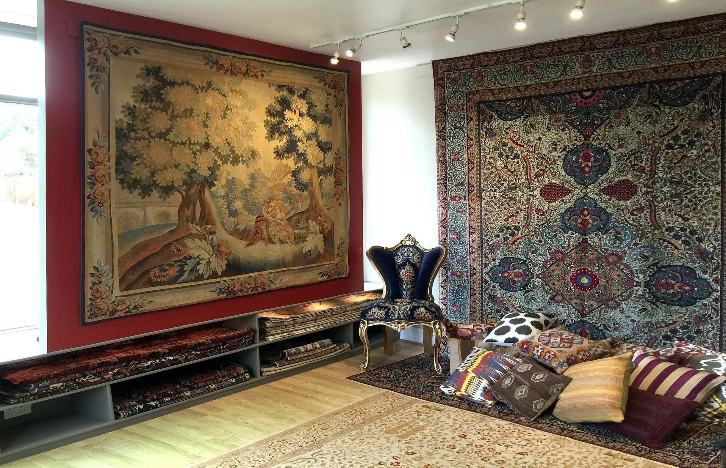Ковер на полу и на стене в современном интерьере спальни и гостиной | Блог luchistii-sudak.ru